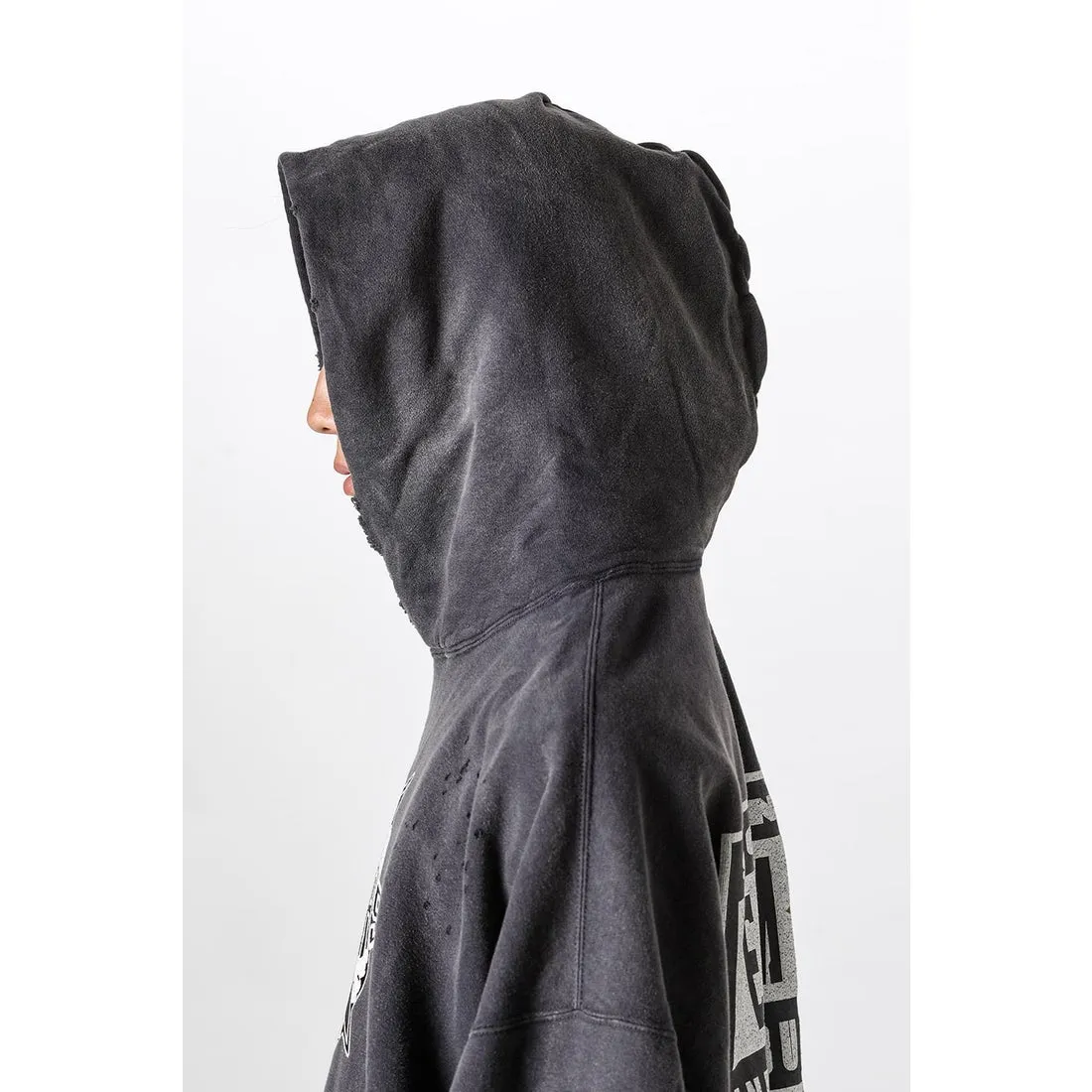 DENIM TEARS x SAINT Mxxxxxx SAINT TEARS Hoodie/BLK Five-pointed star cotton hole-in-the-dark distressed hoodie, washed black S-XL Assute dyeing, whole piece sprayed with horse fade/horse weight, co-branded main mark/cotton wash mark/cherub mark, many hanging holes on the front and rear panels, the original version has the same loose fit